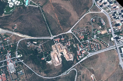 Atatürk Orman Çiftliği (AOÇ) arazisinin ortasında yükselen Başbakanlık yerleşkesi, 2012. © DigitalGlobe,Inc., Mimarlar Odası Ankara Şubesi Arşivi.